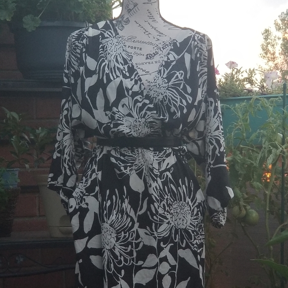 Bisou Bisou ...size 10. Black and White Floral - Picture 2 of 4